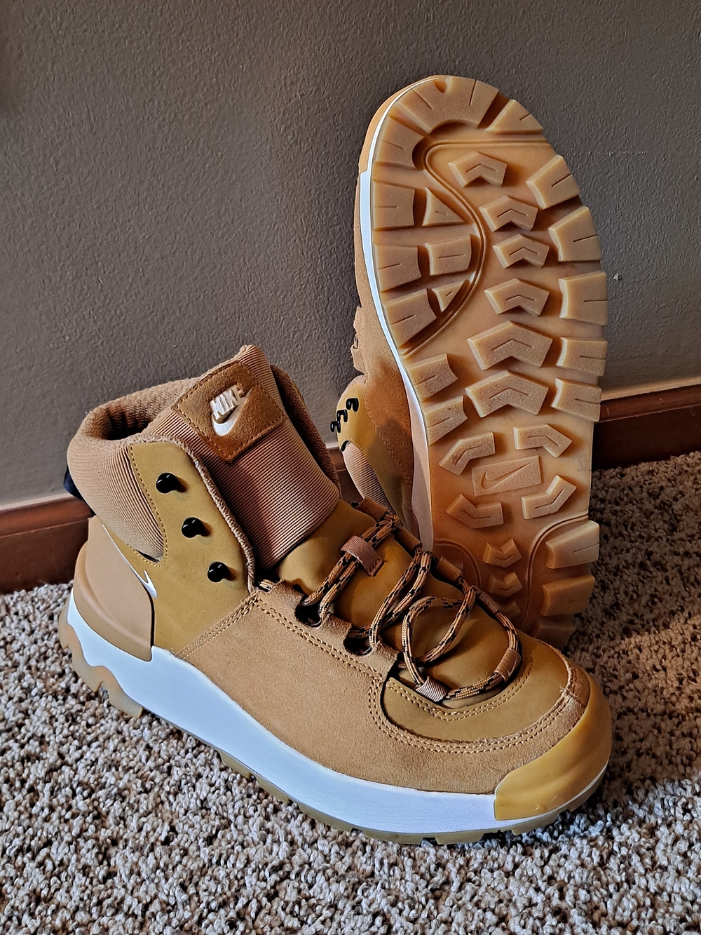Nike City Classic Women’s Suede Wheat Hiking Boot Size 9